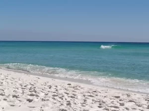 Florida Wellen beach with blue green water