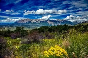 Colorado - landscape-mountains in background